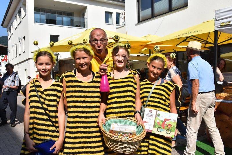 Die &bdquo;flei&szlig;igen Bienchen&ldquo; Emely, Emilia, Marie und Isabella brachten die Lose unter die Leute.
