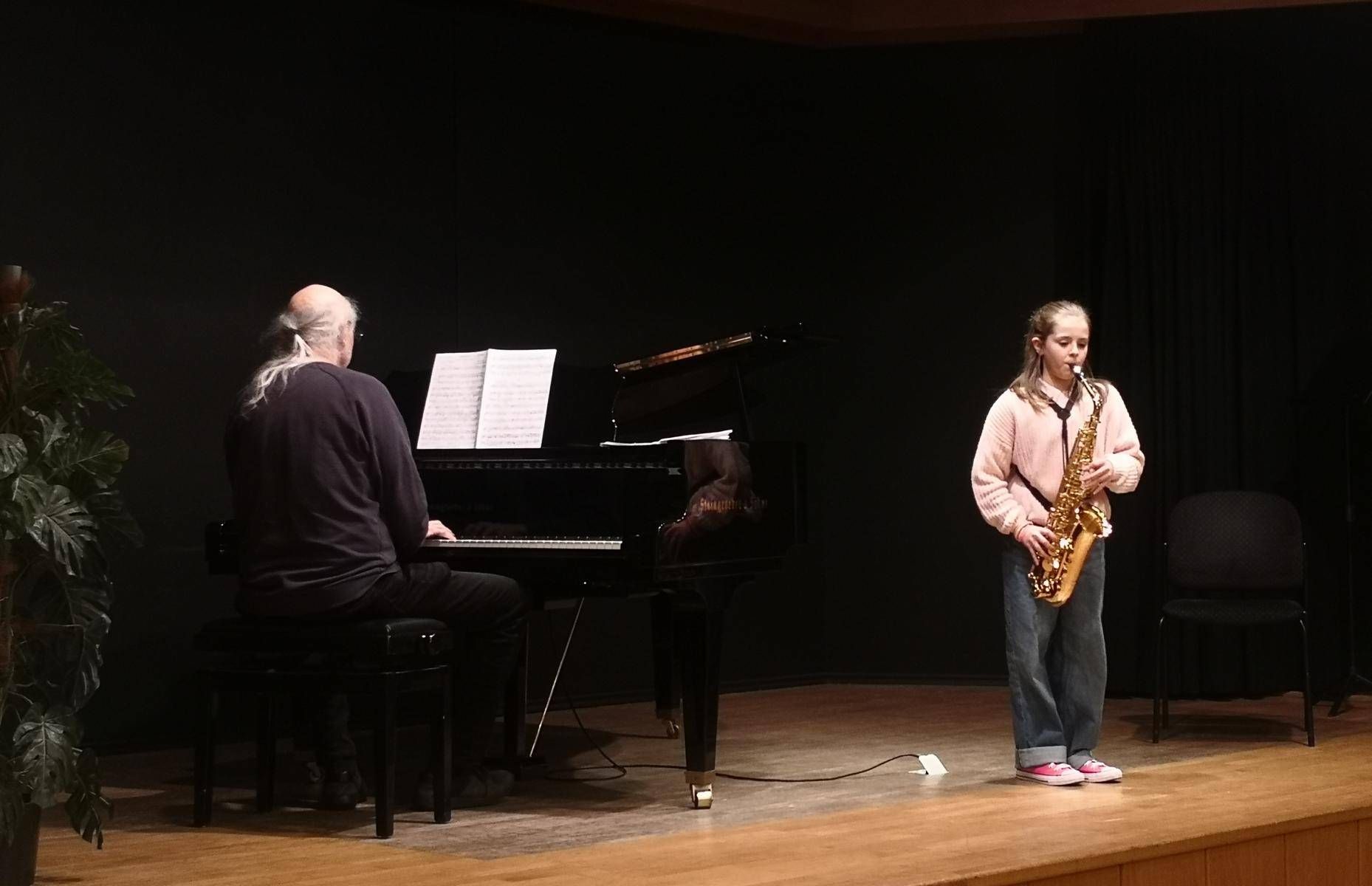 Es ist Pflicht, ein St&uuml;ck auswendig vorzutragen. Hier Annika Tiefnig am Saxophon in Begleitung von Gerolf Stolz am Klavier.