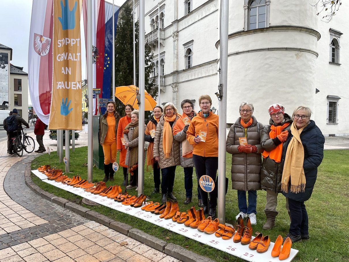 Im Vorjahr setzte der Soroptimist Club Spittal/Millst&auml;ttersee ein Zeichen vor dem Schloss Porcia. Foto: SC Spittal/Millst&auml;ttersee