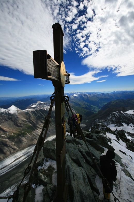 Das Kreuz am Gipfel des Gro&szlig;glockners steht nun offiziell unter Denkmalschutz. Foto: Martin Glantschnig