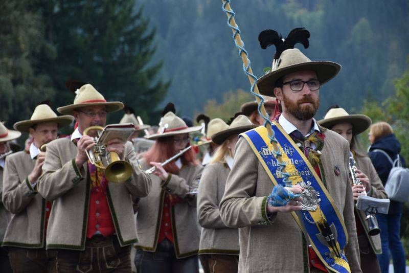 F&uuml;r die richtigen T&ouml;ne w&auml;hrend des Umzuges und des Festaktes sorgten Trachtenkapelle Mauthen (Bild) und die Obergailtaler Trachtenkapelle K&ouml;tschach. Den Festumzug moderierte Bezirksj&auml;germeister Raphael Gressel.