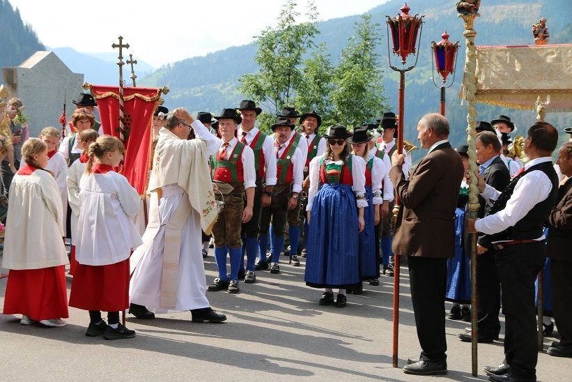 Diakon Franz-Josef Suntigner nahm die Trachtenweihe vor.