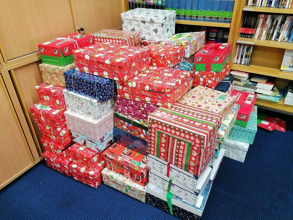 &Uuml;ber 100 Weihnachtspackerl kamen in Hermagor zusammen.
