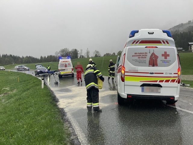 Auf der Gailtalstra&szlig;e kollidierte ein Pkw mit einem Rettungswagen. Fotos: FF St. Daniel