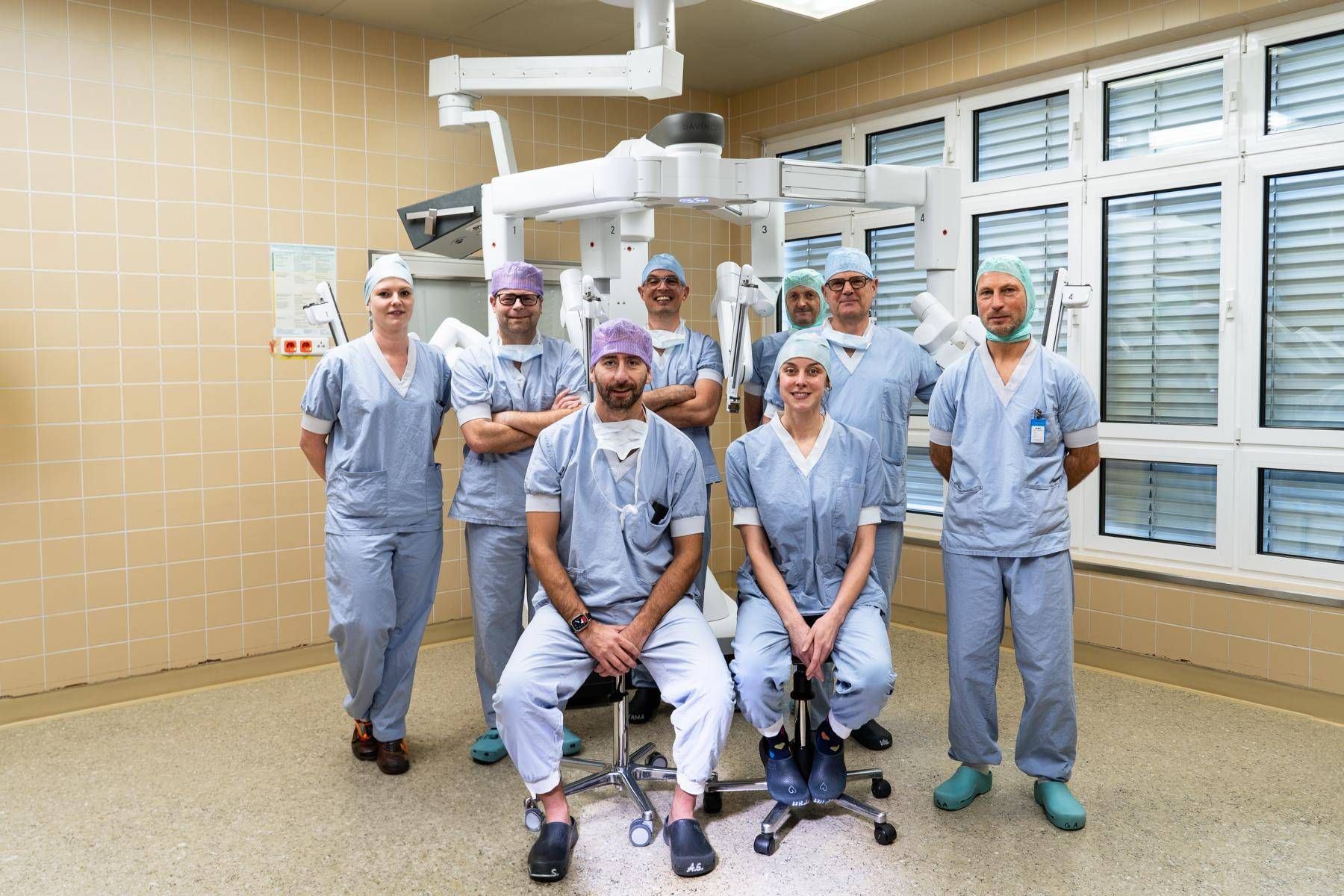 OP-Gruppe und Operateure freuen sich &uuml;ber den neuen Mitarbeiter Foto: BKH Lienz
