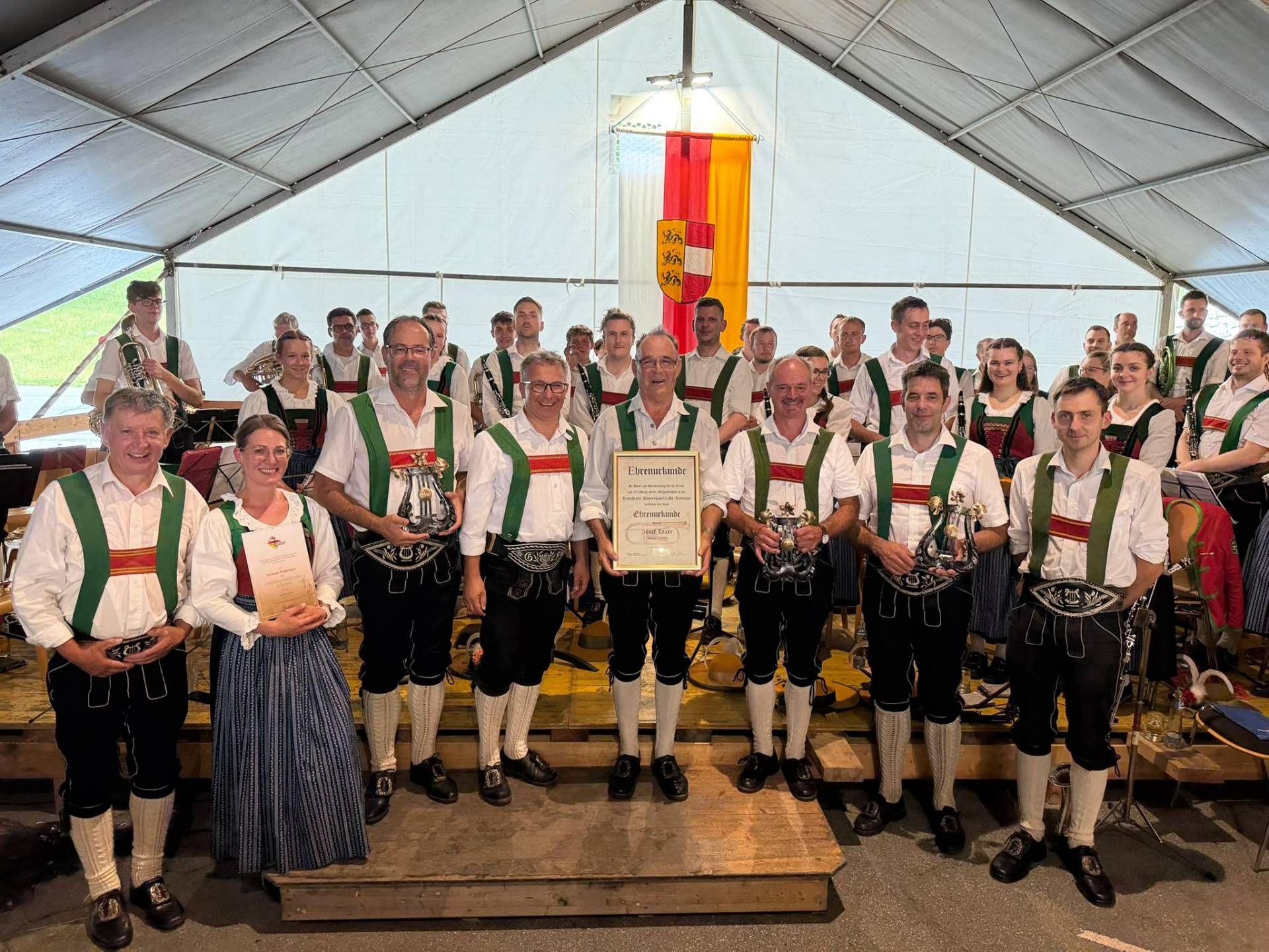 Der Klangk&ouml;rper nutze die Gelegenheit, um einen langj&auml;hrigen Musiker zu ehren: Josef Lexer f&uuml;r 50 Jahre Mitgliedstreue (Bildmitte).