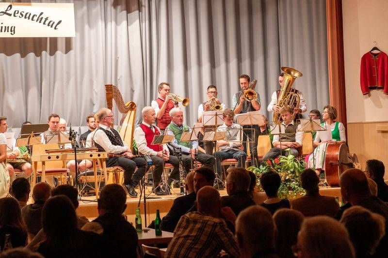 Vorne vlnr.: Lesachtaler Heimatklang mit Johann Unterguggenberger, Werner und Gerhard Lexer, Markus und Anton Wilhelmer und Hannelore Christler.

Hinten (vlnr.) &ndash; Lesachtaler Weisenbl&auml;ser mit Johannes Rauter, Manuel Kubin, Christian Wilhelmer und Lukas Ortner