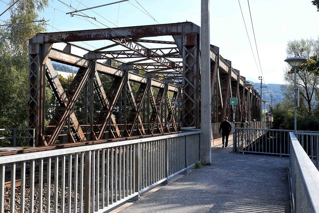 Mit einem &bdquo;Alter&ldquo; von 110 Jahren darf die alte Eisenbahnbr&uuml;cke an der Ponauer Stra&szlig;e gehen. Foto:  &Ouml;BB/Gerhard Trampitschund
