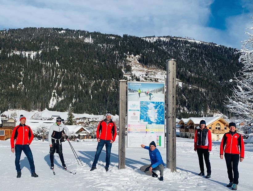 Die Loipen-Profis Christian Gatti, Harald Svetina, Monika Milazzi Reiter, Anna Maria Milazzi mit Spur-Profi Wolfgang Wernitznig (2. v. l) mit Wei&szlig;ensee Tourismus-Chef Thomas Michor (4. v. l.). Foto: Weissensee.com