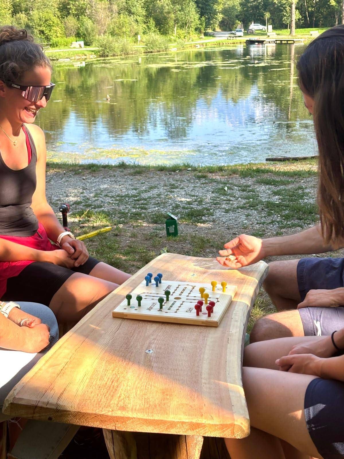 Der Nachhaltigkeitspfad bietet auch interaktive Stationen und einen nachhaltigen Spieletisch &ndash; ein Erlebnis f&uuml;r Besucherinnen und Besucher jeden Alters.