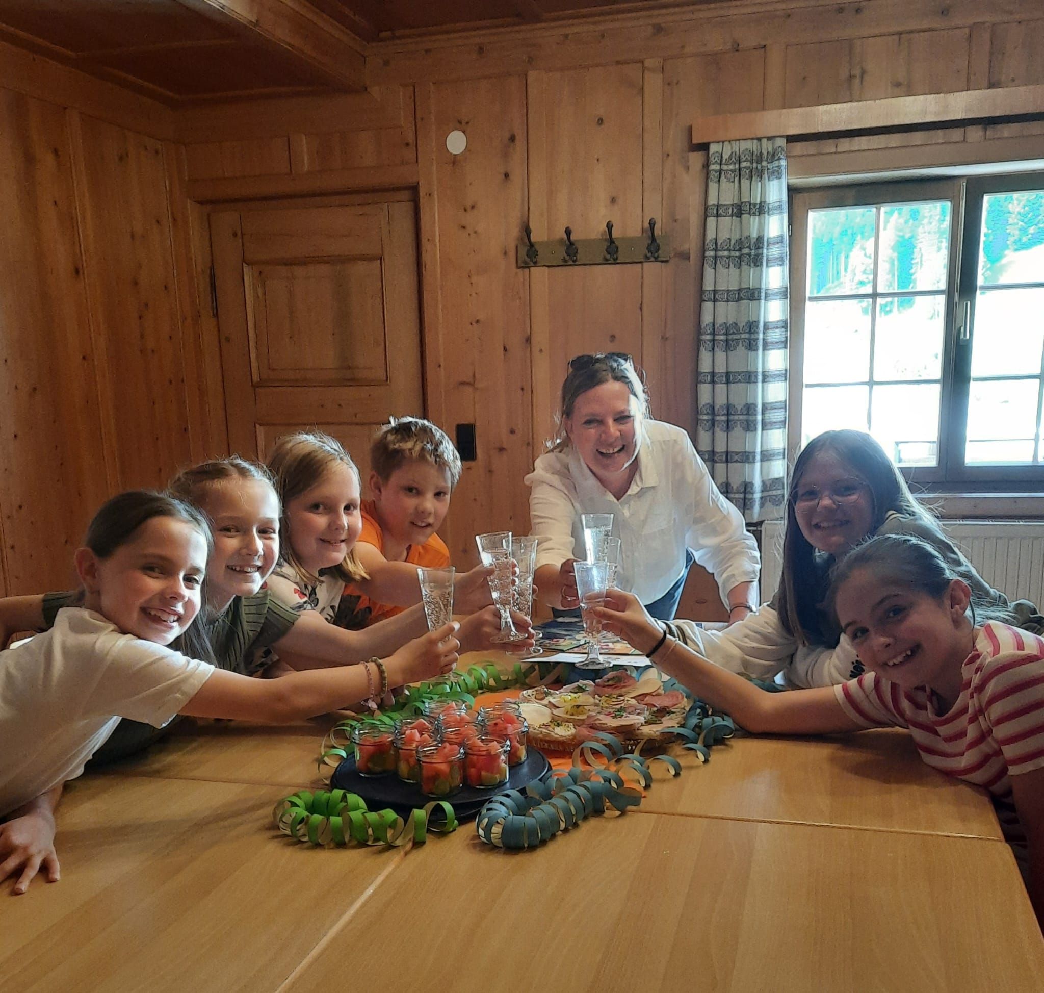 Au&szlig;endienstmitarbeiterin Claudia Klobschauer gratulierte den Kindern und brachte den Preis pers&ouml;nlich nach Au&szlig;ervillgraten. Foto: Steyler Missionare/Pico