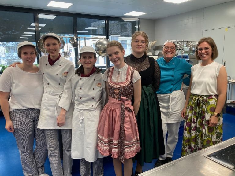 Sch&uuml;lerInnen meistern Praxispr&uuml;fung an der HLW Lienz