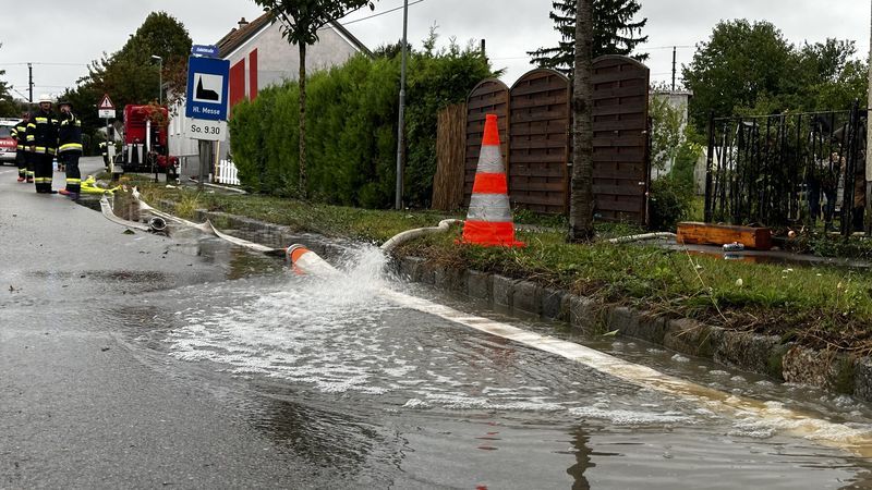 F&uuml;nf Katastrophen-Z&uuml;ge aus K&auml;rnten helfen in Nieder&ouml;sterreich.