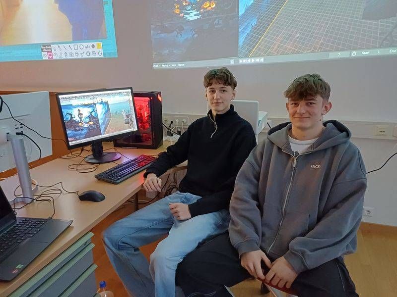 Mario und Elias aus der 2. Klasse der Digital Business HAK zeigten das Programmieren von Spielen mit &bdquo;Unity&ldquo;. &bdquo;Es macht uns super viel Spa&szlig;&ldquo;, so die beiden. Gleich ab der ersten Klasse geht es mit dem Programmieren los, 3 Stunden pro Woche. Die beiden wollen nach der HAK gleich in die Wirtschaft gehen.