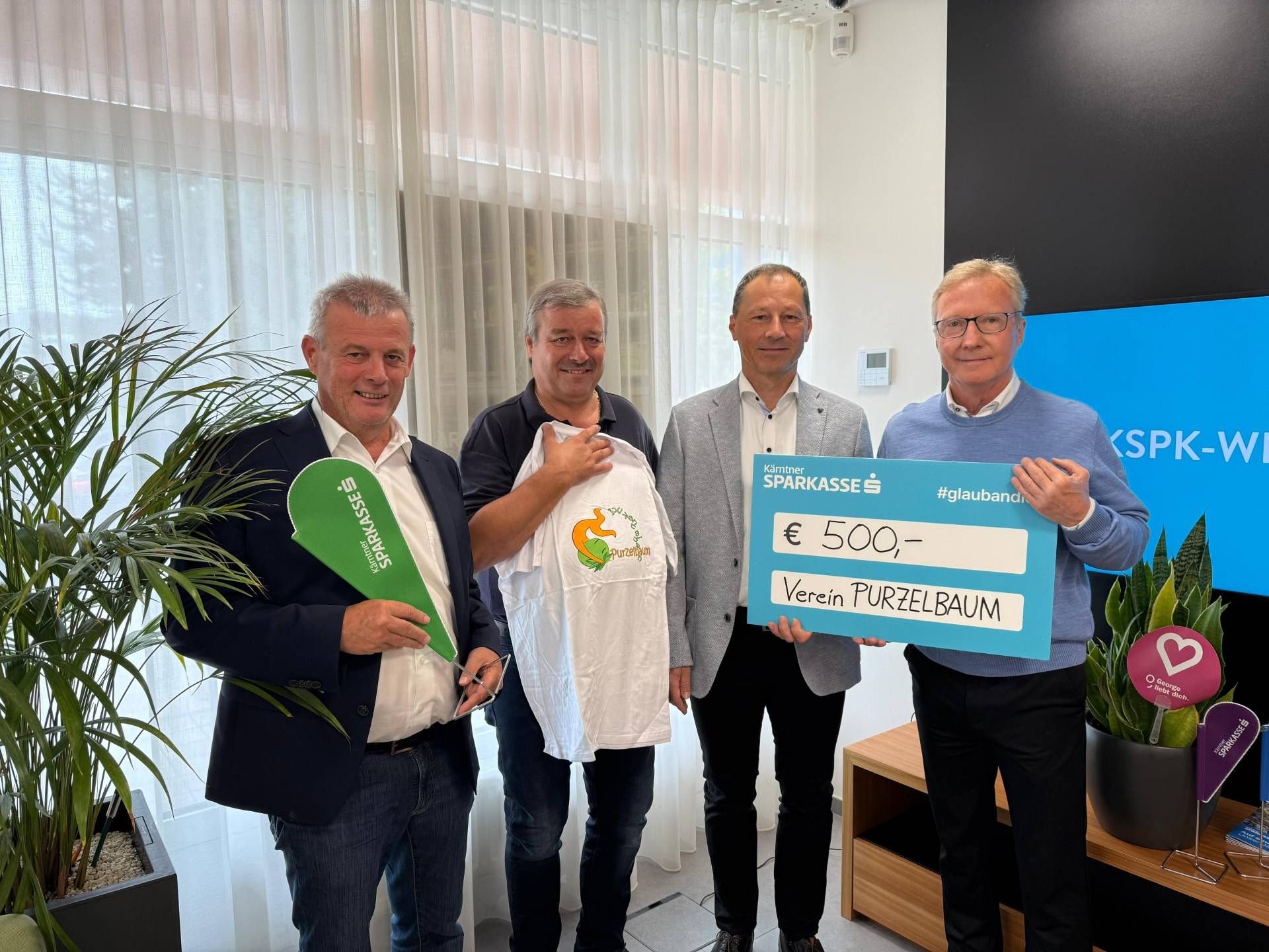 Die Sparkasse spendete nocheinmal 500 Euro dazu. V. l.: GV Horst Zwischenberger, G&uuml;nter Brugger, Harald Grossegger und Dr. Walter Hofer vom Verein &bdquo;Purzelbaum&ldquo;.