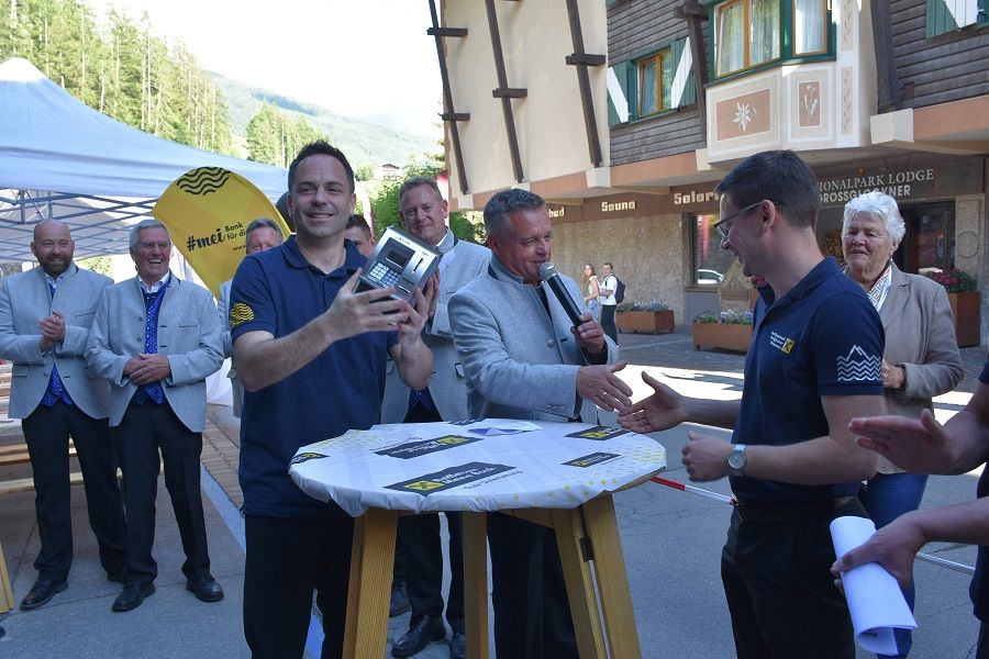 V. l.: Bereichsleiter Matthias Tribuser, Vize-Bgm. Christian Flei&szlig;ner und Filialleiter Josef Steiner.