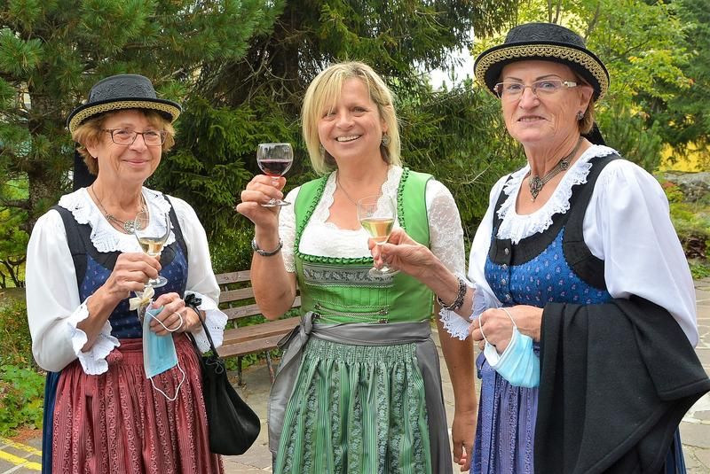 V. l.: Trachtenfrau Rosemarie Truskaller, kefb-Obfrau Marita Brucker, Trachtengruppen-Obfrau Anneliese Glantschnig.