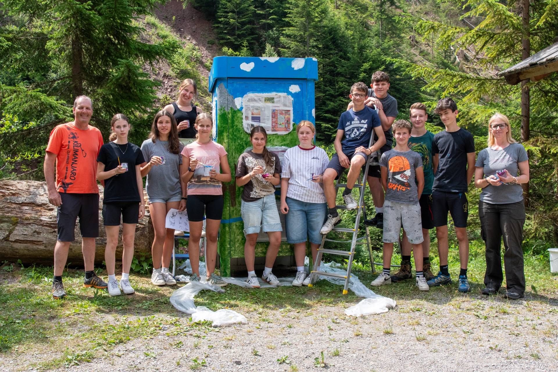 V. l.: Andreas Ortner (Tourismusverein Liesing), Jana Obernosterer, Sarah Seiwald, Magdalena Bodner, Juliana Lugger, Carmen Kubin, Elenea Obernosterer, Sebastian Wilhelmer, Nicolas Waltritsch, Samuel Bodner, Paul Unterluggauer, Sebastian Stabentheiner und Lehrerin Katharina Lugger. Foto: Hans Guggenberger