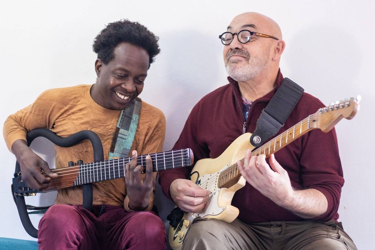 Die brasilianischen Stargitarristen Alegre Corr&ecirc;a und Francois Muleka bringen am 15. M&auml;rz eine einzigartige Mischung aus brasilianischen Rhythmen, afrikanischen Grooves und modernen, jazzigen Interpretationen auf die B&uuml;hne. Foto: Junqueirajessica