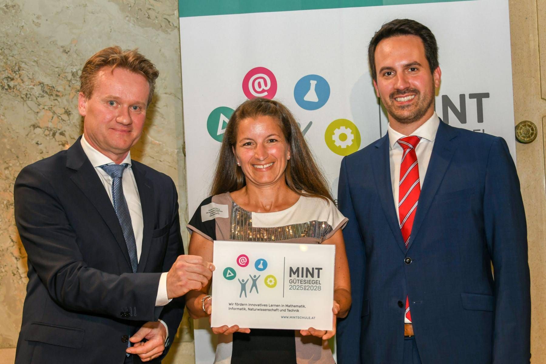 Verleihung des &bdquo;MINT G&uuml;tesiegels 2025-2028&ldquo; an die Volksschule Grafendorf v.l. Pr&auml;sident der Industriellenvereinigung Georg Knill, Direktorin Maria Thor-Frank und Bundesminister Christoph Wiederkehr. Foto: Markus Prantl