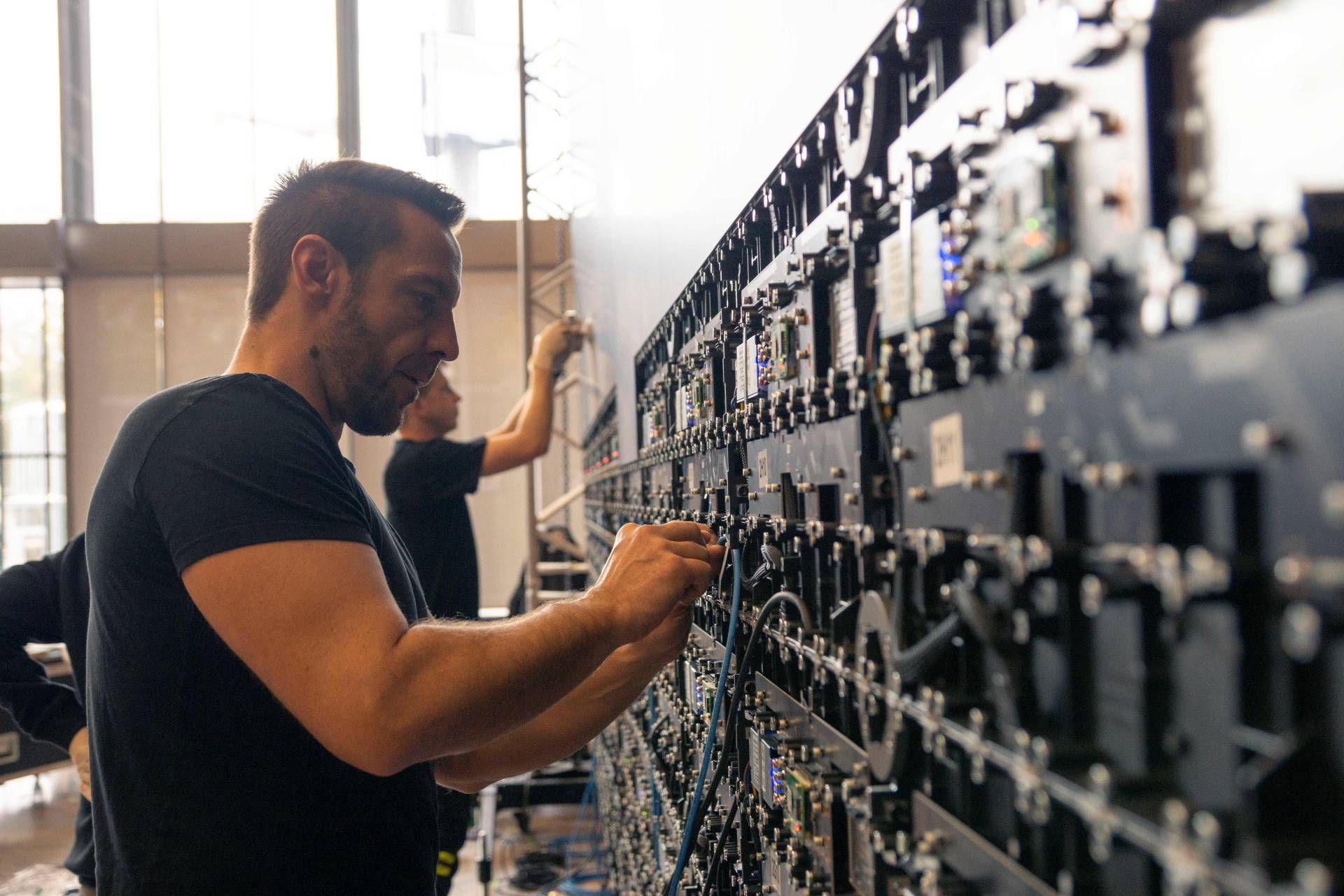 Wallerie Techniker Thomas Gutsche bei der Montage der 40 Quadratmeter gro&szlig;en LED-Fl&auml;che.