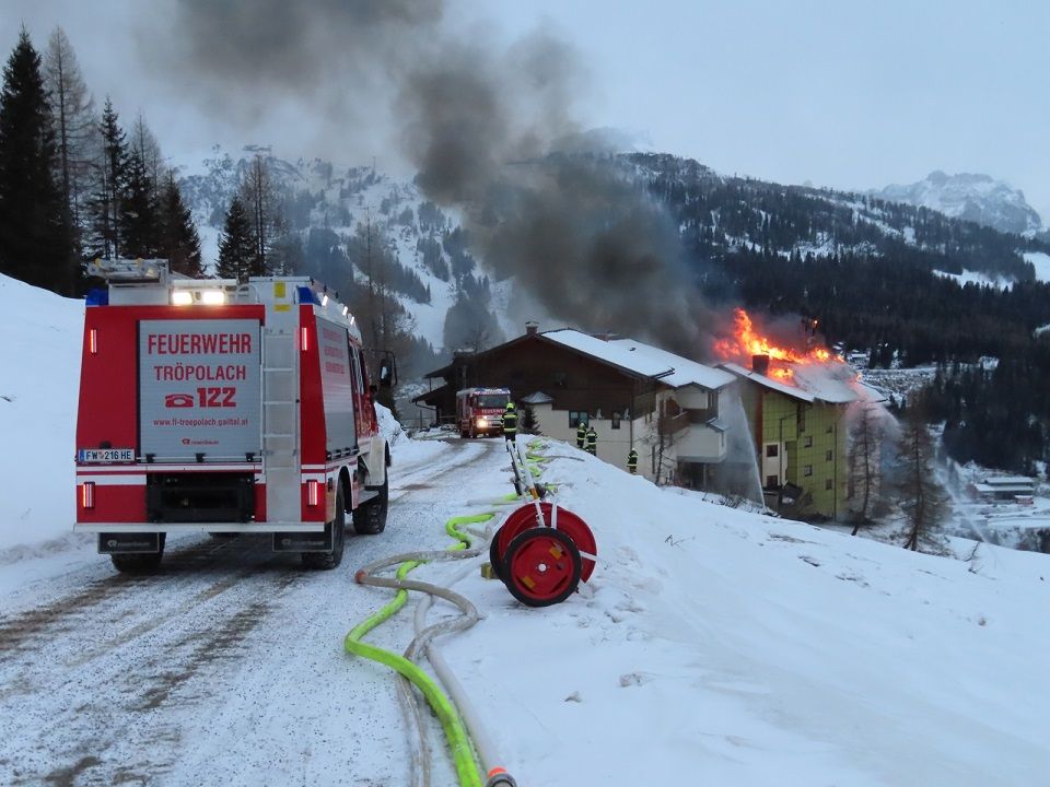Gro&szlig;einsatz von 28 Feuerwehren und 300 Einsatzkr&auml;ften beim Alpenhotel Plattner am Nassfeld im November. Fotos: FF Tr&ouml;polach