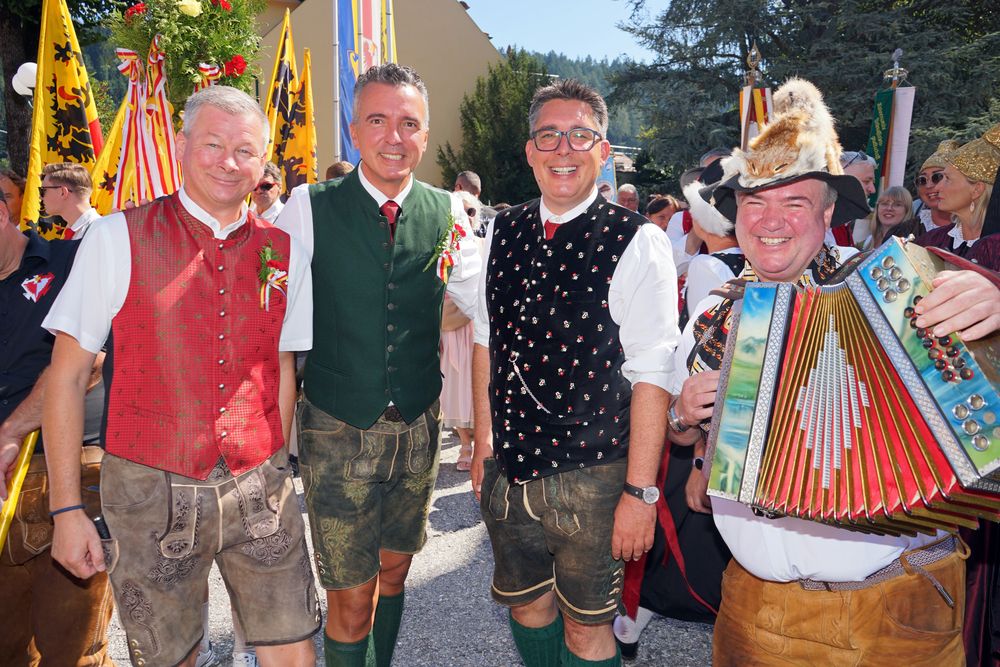 GR Volker Grote, Gernot Darmann, StR und 2. Landtagspr&auml;sident Christoph Staudacher mit dem &bdquo;Nationalpark-Urvieh&ldquo; Manfred Riesslegger.