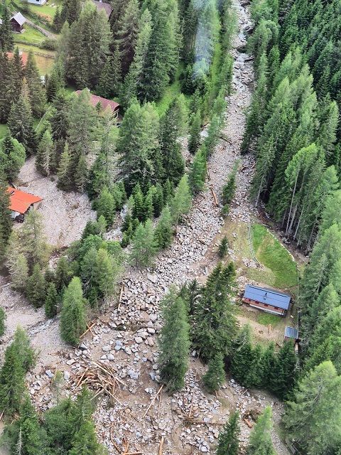 Enorme Sch&auml;den an der Zufahrtsstra&szlig;e in die Innerkrems. Die Ortschaft wird f&uuml;r mehrere Wochen abgeschlossen sein. Foto: BFKDO Spittal