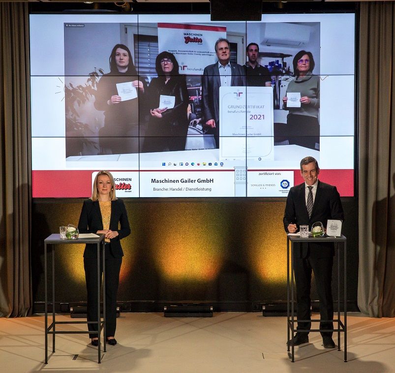 Zertifikatsverleihung in Wien mit Sektionschefin f&uuml;r Familie und Jugend Bernadett Humer (stellvertretend f&uuml;r Familienministerin Susanne Raab) und PULS4 Moderator Werner Sejka. Foto: Harald Schlossko