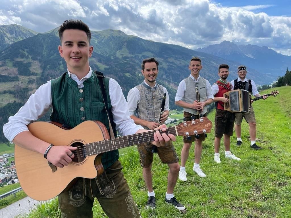 Die Sillianer Buibm bei den Dreharbeiten beim Schuistlhof in Sillianberg