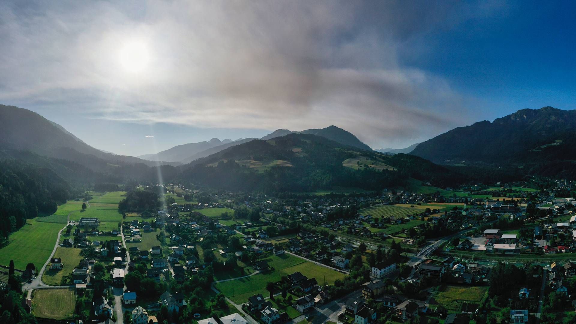Die Rauchschwaden breiten sich schon in das Gailtal aus. Hier &uuml;ber K&ouml;tschach-Mauthen. Foto: thelounge/Ortner