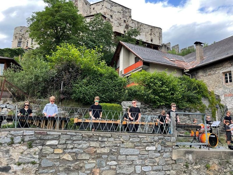 Die Schlagwerker vor der Alten Burg.