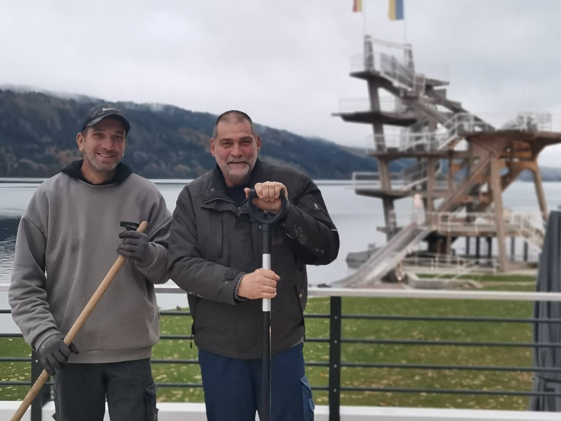 J&uuml;rgen Hinteregger und Christian Buchacher k&uuml;mmerten sich um die Gr&uuml;nanlagen in Millstatt.  Foto: Nockregion