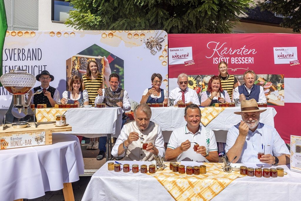 Beim Festakt am Samstag k&uuml;rte eine prominente Jury den besten Honig des Gailtals. Foto: Achim Mandler Photography