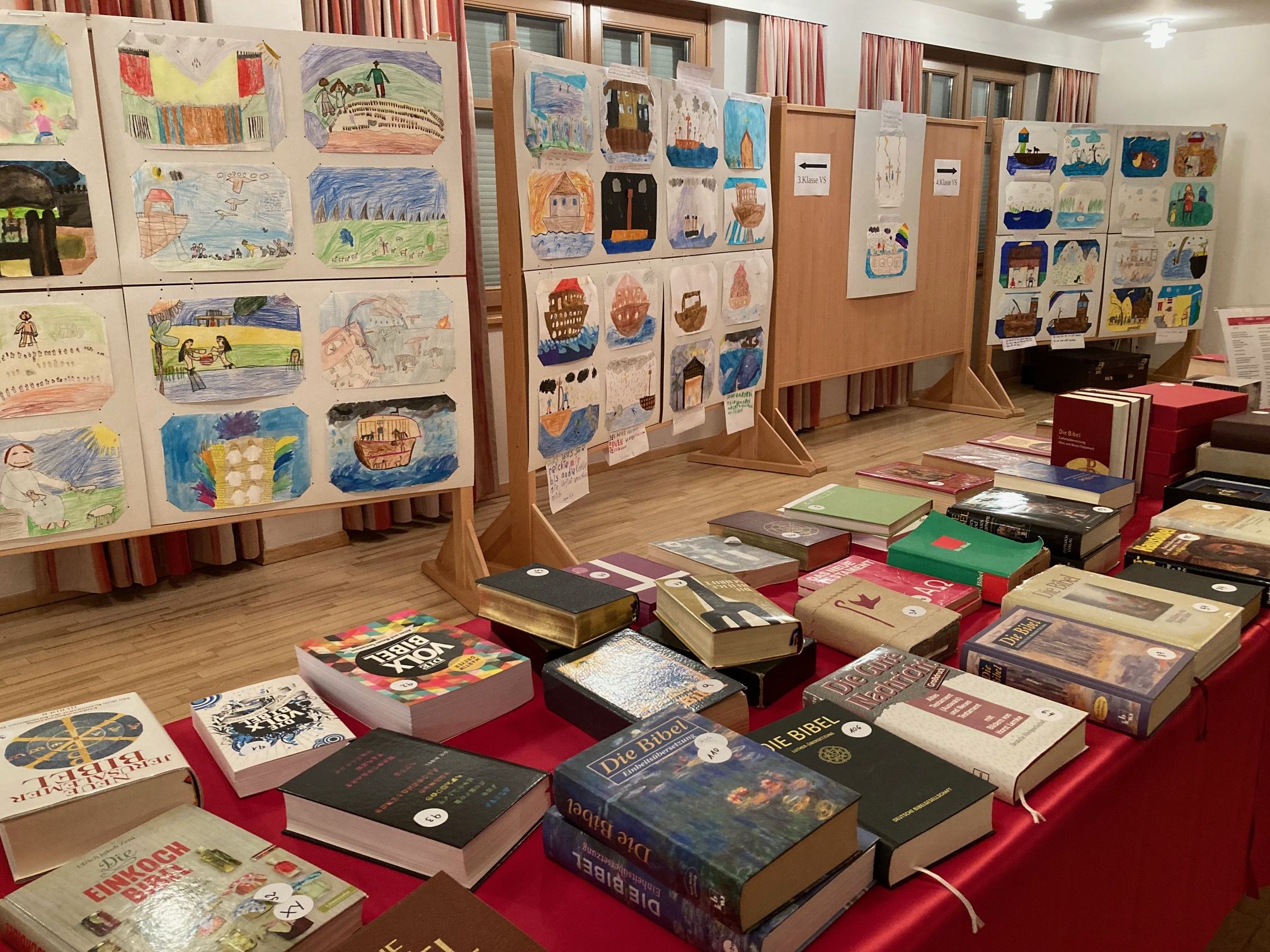Mehr als 111 Bibeln haben die TristacherInnen f&uuml;r die Ausstellung im Gemeindesaal zur Verf&uuml;gung gestellt. Foto: Stangl