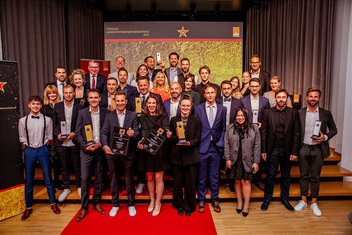 Alle Preistr&auml;ger des Tiroler Jungunternehmerpreises 2022 am Walk of Fame - gemeinsam mit Pr&auml;sident Christoph Walser (4. Reihe, 1.v.r.), dem Landesvorsitzenden der JW Tirol, Dominik Jenewein (3. Reihe, l.), Landesrat Johannes Tratter (4. Reihe, 1.v.l.), St