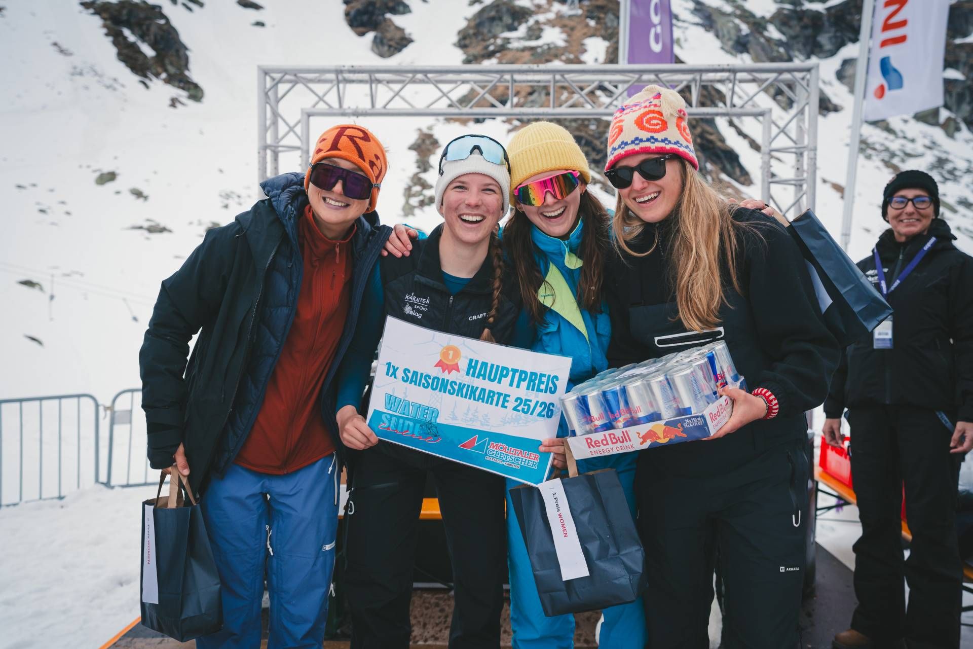 Die gl&uuml;cklichen Gewinner durften sich &uuml;ber Saisonkarten f&uuml;r den M&ouml;lltaler Gletscher (Wert &uuml;ber 600 Euro) sowie &uuml;ber Gutscheine und Sachpreise freuen. Im Bild v. l.: Katharina Hafner, Helene Erlacher, Lili Steiner und Liliane B&uuml;rger