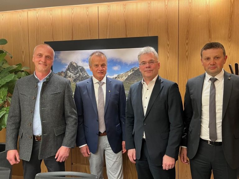 Hof&uuml;bergabe im Aufsichtsrat der Matreier Raiffeisenbank