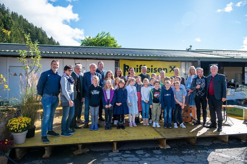 LH Peter Kaiser &uuml;bergibt Landeswappen an die Firma S&auml;gewerk Brandst&auml;tter in Kirchbach beim Kirchbacher Apfelfest.
