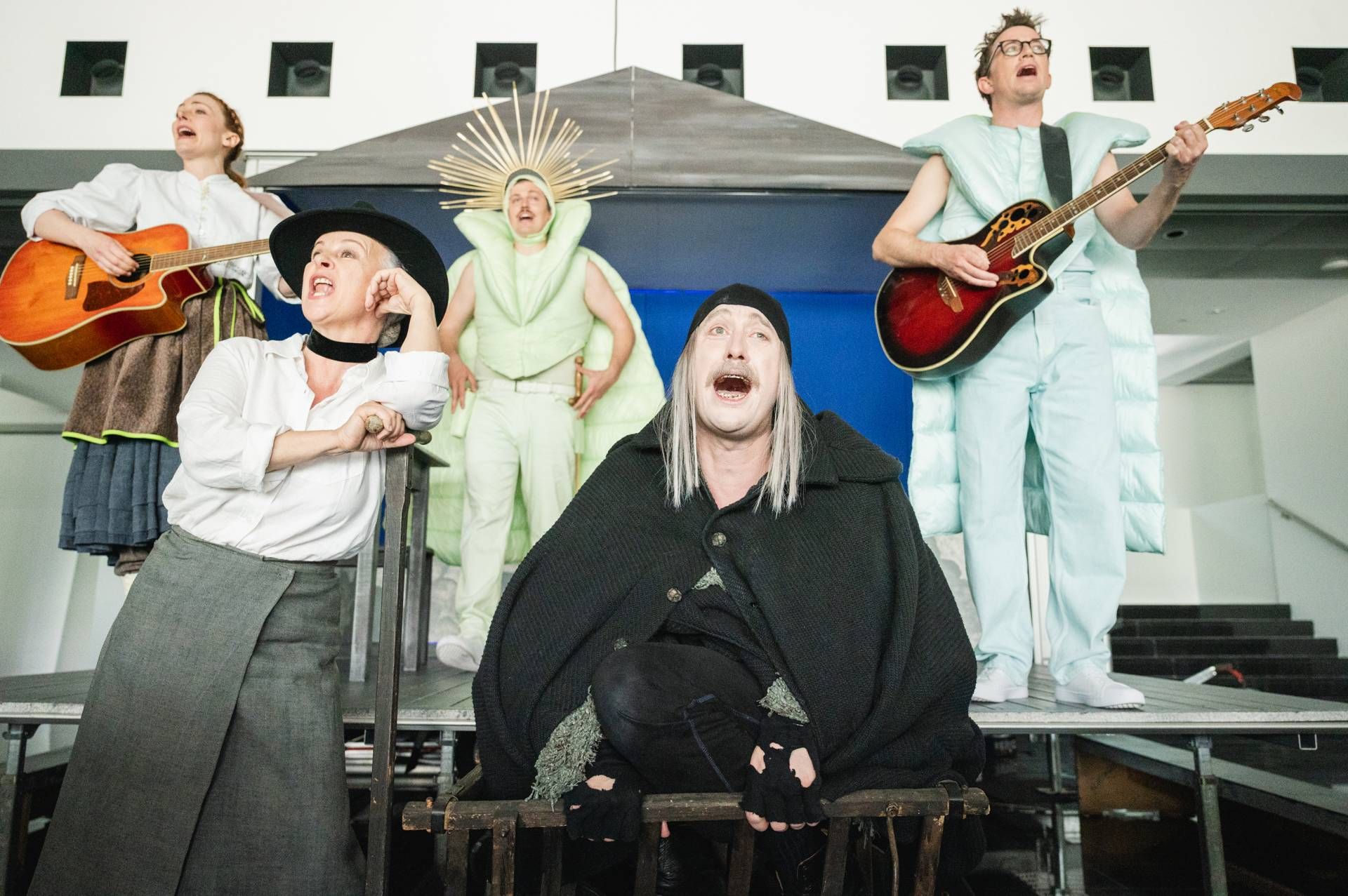 Das Leben ist ein Spiel &ndash; der Tod auch? V. l.: Karoline Troger, Angelica Ladurner, Christoph-Lukas Hagenauer, Gregor Kronthaler und Stefan Moser. Foto: Theaterwagen Porcia
