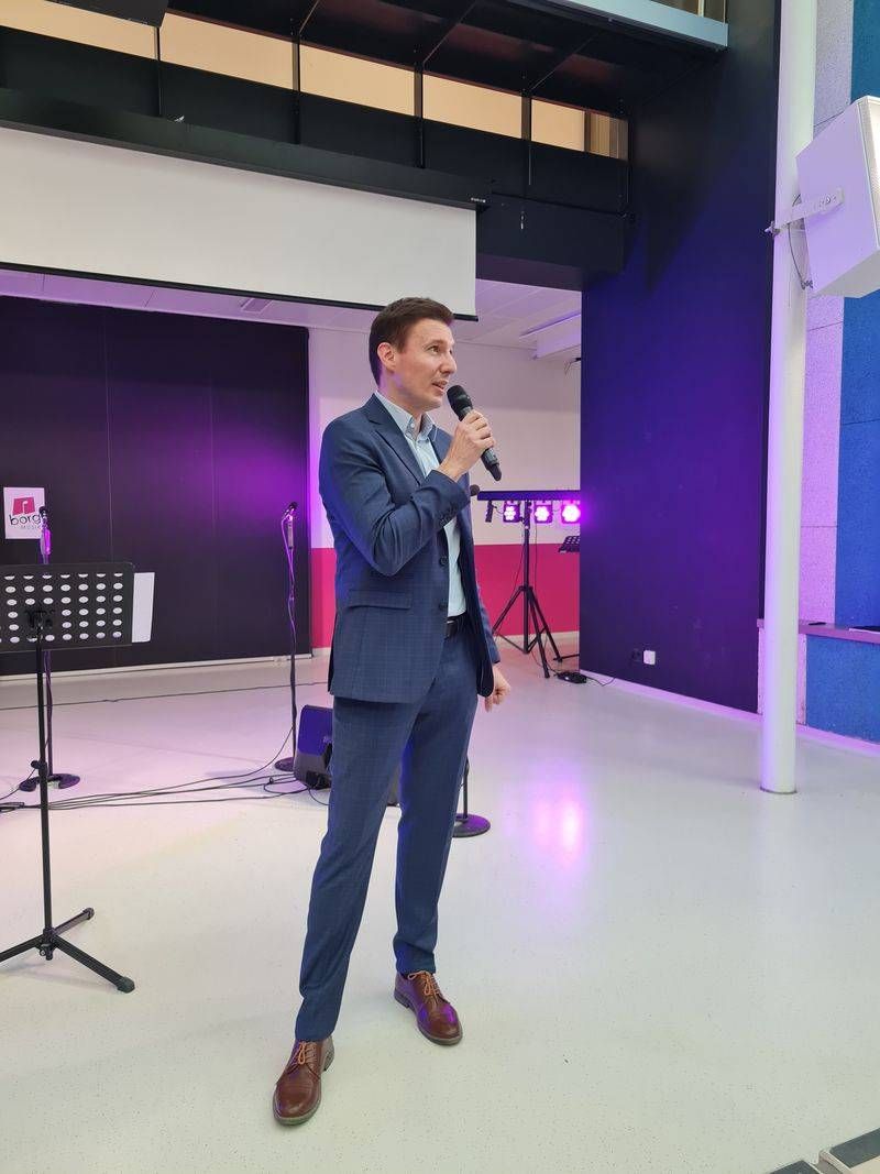 Dir. Erich Huber begr&uuml;&szlig;te die G&auml;ste.