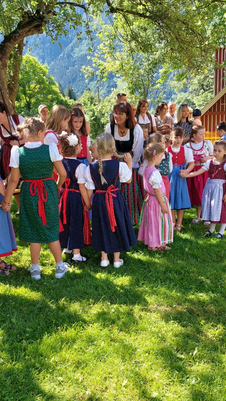 Die Kindervolkstanzgruppe bei  einem ihrer Auftritte in Steinfeld.