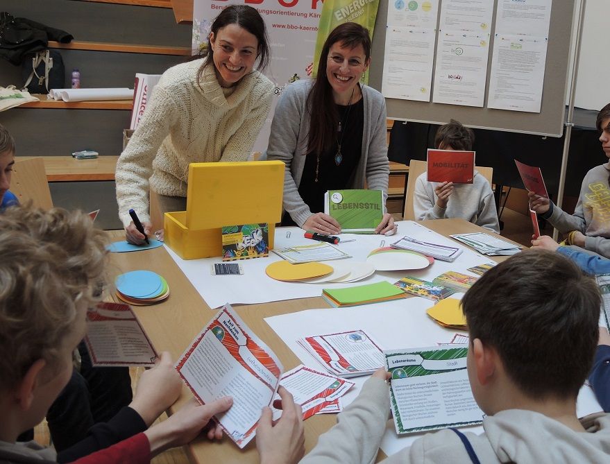 Stephanie Klaus und Sabrina Kalser vermitteln in ihrem Verein Umweltbildung. Foto: BBOK