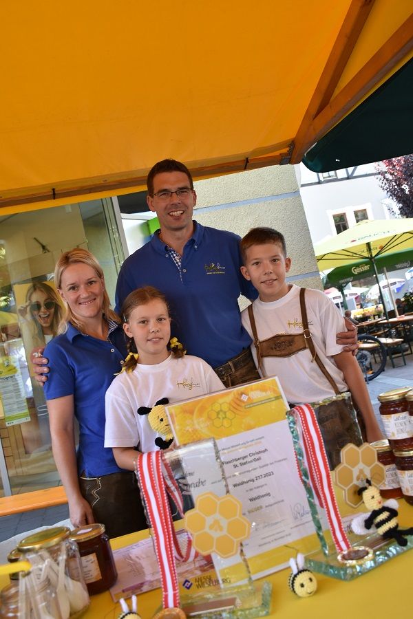 Sie heben einen der besten Honige &Ouml;sterreichs, deshalb kommt jedes Jahr ein &bdquo;Goldener B&auml;r&ldquo; dazu bei der Imker-Familie Flaschberger aus St. Stefan.