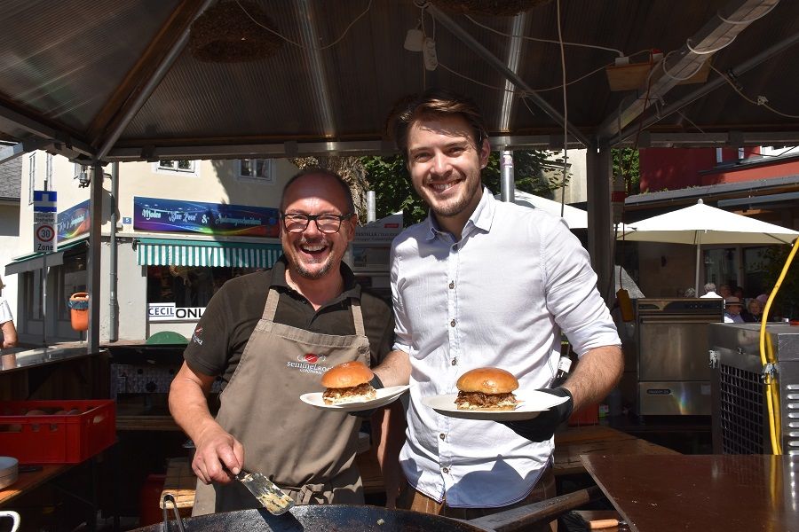 Erich und Martin Semmelrock verw&ouml;hnten mit Honigburger und Honig-Kaiserschmarren.
