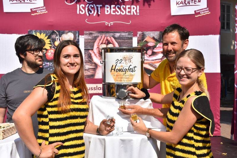 Honiganstich mit BZV-Obmann Arno Kronhofer und seinen "Bienen".
