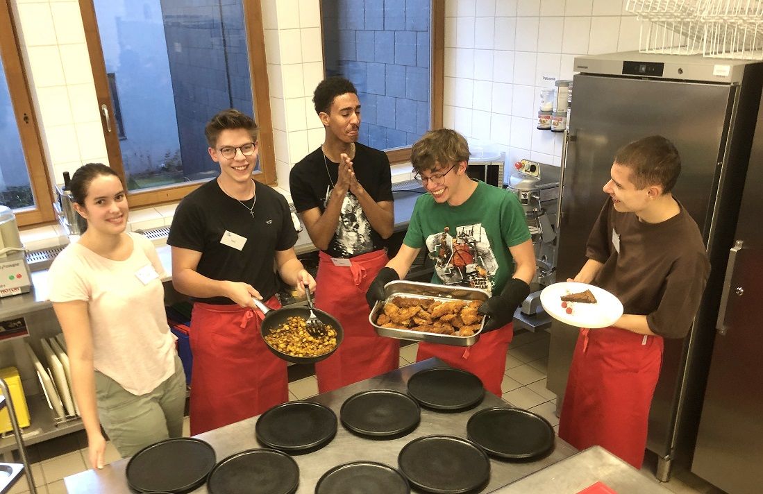 Beim gemeinsamen Kochkurs "Kochen f&uuml;r Studenten" nehmen HLW und BORG-Sch&uuml;ler teil. Foto: Schuclu