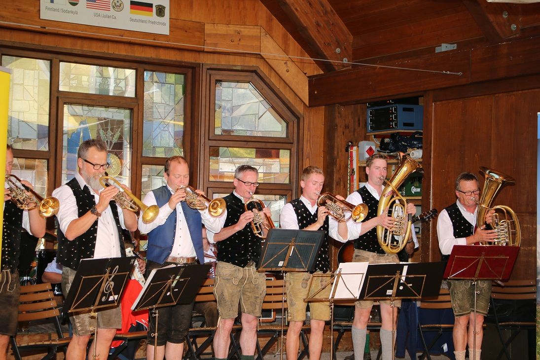 F&uuml;r Unterhaltung am Sonntag sorgten die TK Heiligenblut und die &bdquo;Glocknermusikanten&ldquo; (Bild).