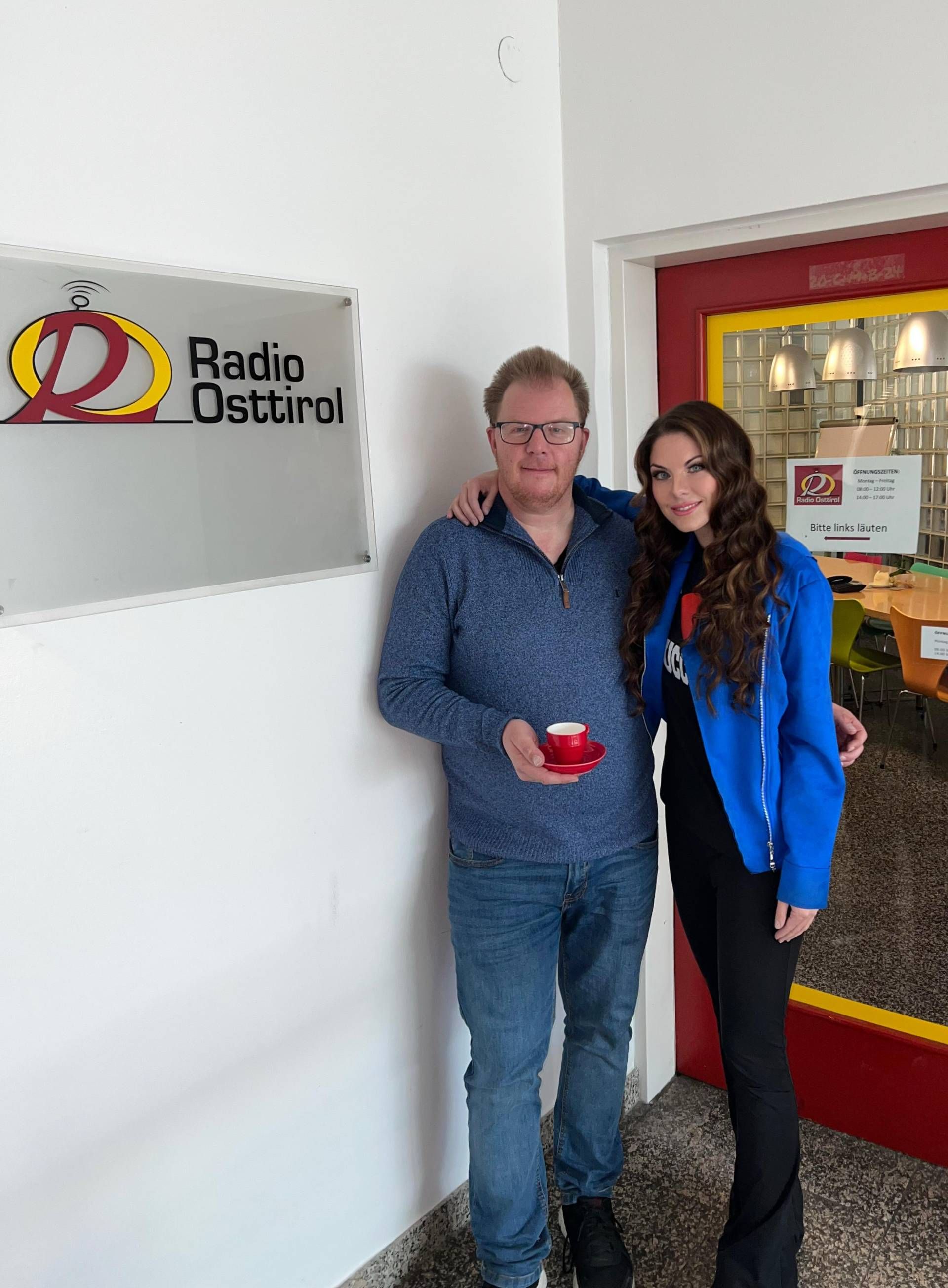 Moderator Martin Egger hat sich sehr &uuml;ber die Cappuccino-Tasse von Sara de Blue gefreut.